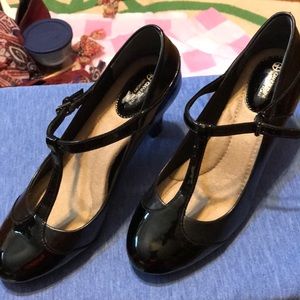 Never Worn 7.5 GIani Bernini patent Leather Heels